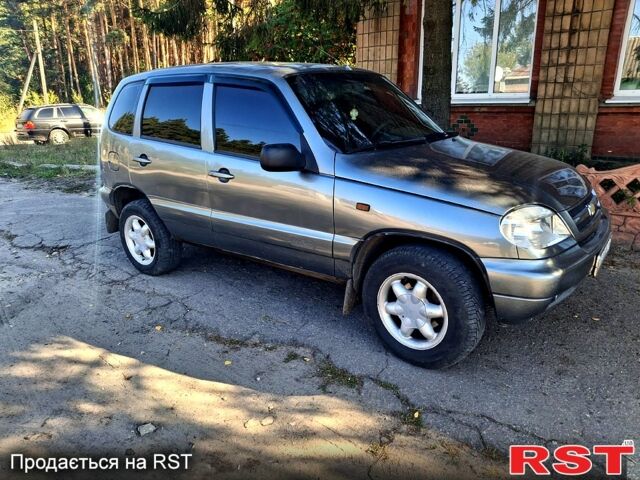 Серый Шевроле Нива, объемом двигателя 1.7 л и пробегом 200 тыс. км за 3300 $, фото 1 на Automoto.ua