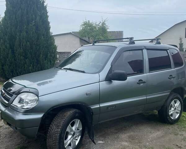 Серый Шевроле Нива, объемом двигателя 1.7 л и пробегом 208 тыс. км за 4150 $, фото 1 на Automoto.ua