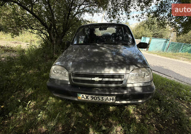 Серый Шевроле Нива, объемом двигателя 1.69 л и пробегом 250 тыс. км за 3300 $, фото 1 на Automoto.ua