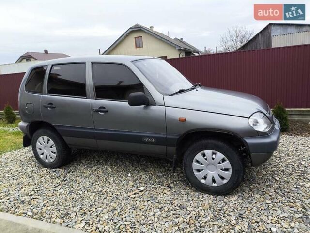 Серый Шевроле Нива, объемом двигателя 1.7 л и пробегом 153 тыс. км за 3800 $, фото 1 на Automoto.ua