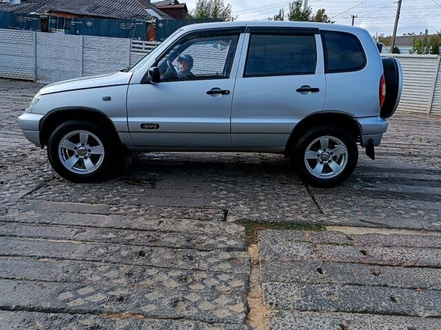Серый Шевроле Нива, объемом двигателя 1.7 л и пробегом 300 тыс. км за 4500 $, фото 1 на Automoto.ua