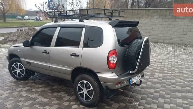 Серый Шевроле Нива, объемом двигателя 1.91 л и пробегом 260 тыс. км за 6300 $, фото 1 на Automoto.ua