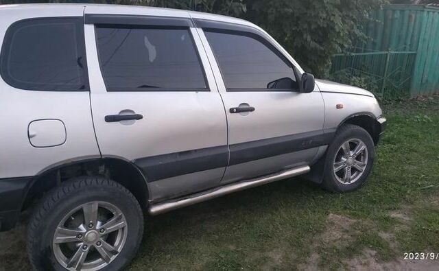 Серый Шевроле Нива, объемом двигателя 1.7 л и пробегом 180 тыс. км за 3000 $, фото 1 на Automoto.ua