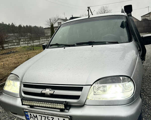 Серый Шевроле Нива, объемом двигателя 1.69 л и пробегом 277 тыс. км за 5200 $, фото 1 на Automoto.ua