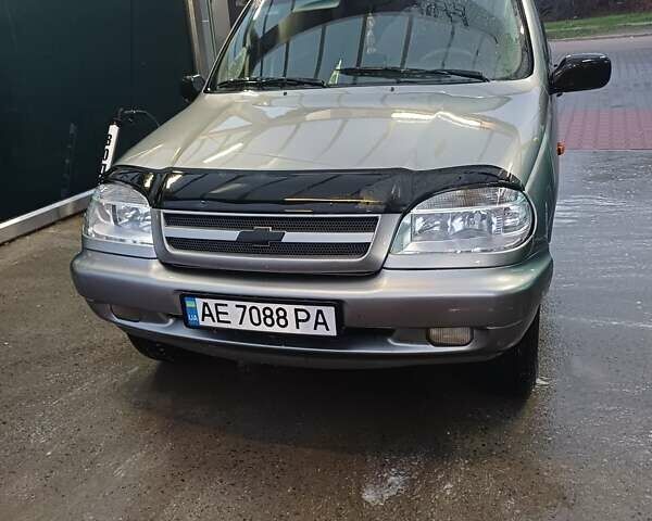 Серый Шевроле Нива, объемом двигателя 1.7 л и пробегом 213 тыс. км за 3500 $, фото 1 на Automoto.ua