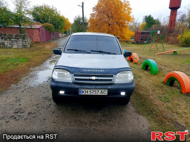 Серый Шевроле Нива, объемом двигателя 1.7 л и пробегом 185 тыс. км за 4500 $, фото 1 на Automoto.ua