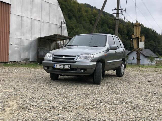 Серый Шевроле Нива, объемом двигателя 1.7 л и пробегом 250 тыс. км за 3799 $, фото 1 на Automoto.ua