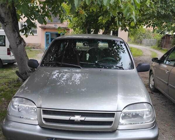 Серый Шевроле Нива, объемом двигателя 1.69 л и пробегом 302 тыс. км за 4500 $, фото 1 на Automoto.ua