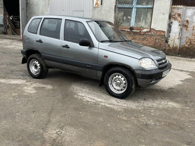 Серый Шевроле Нива, объемом двигателя 1.7 л и пробегом 111 тыс. км за 2999 $, фото 1 на Automoto.ua