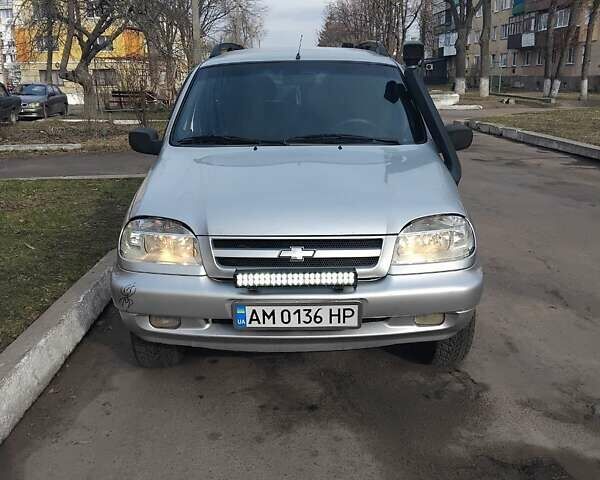 Серый Шевроле Нива, объемом двигателя 1.69 л и пробегом 260 тыс. км за 4300 $, фото 1 на Automoto.ua