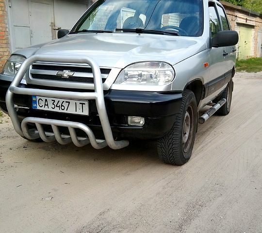 Серый Шевроле Нива, объемом двигателя 1.7 л и пробегом 233 тыс. км за 3600 $, фото 1 на Automoto.ua