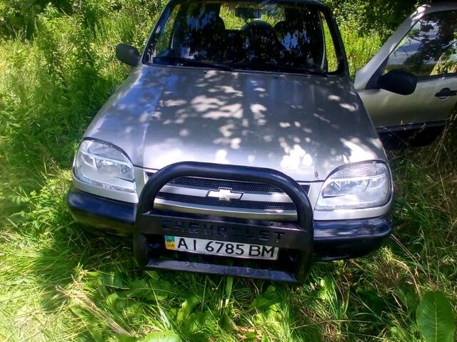 Серый Шевроле Нива, объемом двигателя 1.7 л и пробегом 117 тыс. км за 4000 $, фото 1 на Automoto.ua