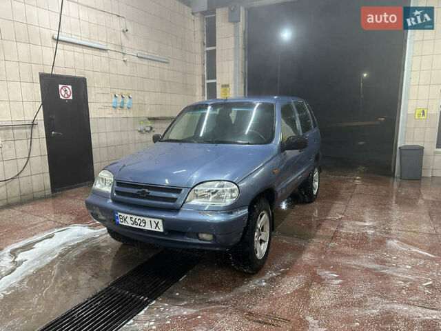 Сірий Шевроле Нива, об'ємом двигуна 1.69 л та пробігом 401 тис. км за 4600 $, фото 1 на Automoto.ua