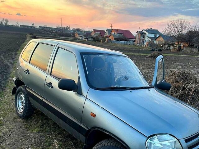 Серый Шевроле Нива, объемом двигателя 1.7 л и пробегом 240 тыс. км за 3400 $, фото 1 на Automoto.ua