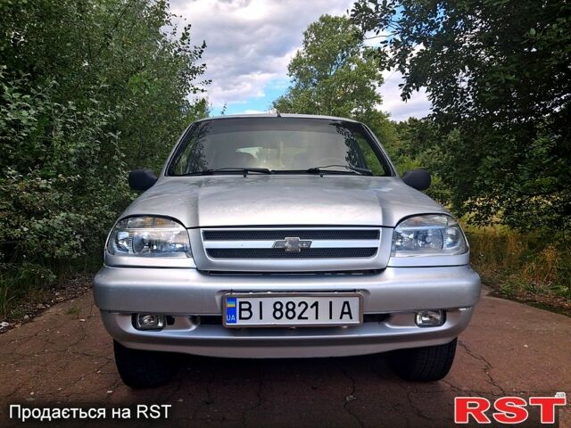 Сірий Шевроле Нива, об'ємом двигуна 1.7 л та пробігом 350 тис. км за 3300 $, фото 1 на Automoto.ua