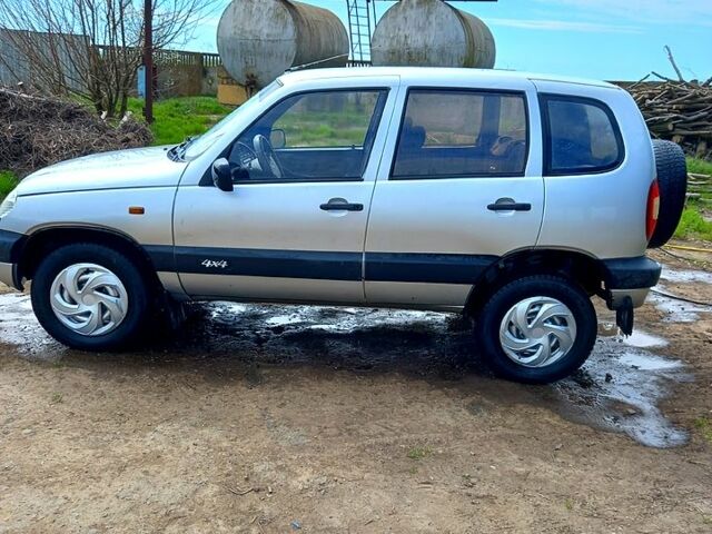 Серый Шевроле Нива, объемом двигателя 1.7 л и пробегом 220 тыс. км за 3500 $, фото 1 на Automoto.ua