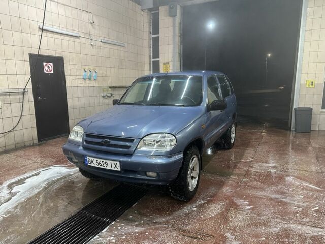 Сірий Шевроле Нива, об'ємом двигуна 1.7 л та пробігом 200 тис. км за 4600 $, фото 1 на Automoto.ua