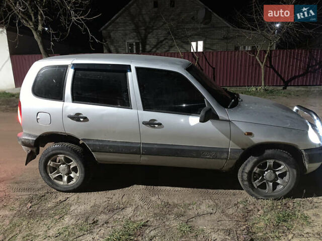 Серый Шевроле Нива, объемом двигателя 1.69 л и пробегом 175 тыс. км за 3000 $, фото 1 на Automoto.ua