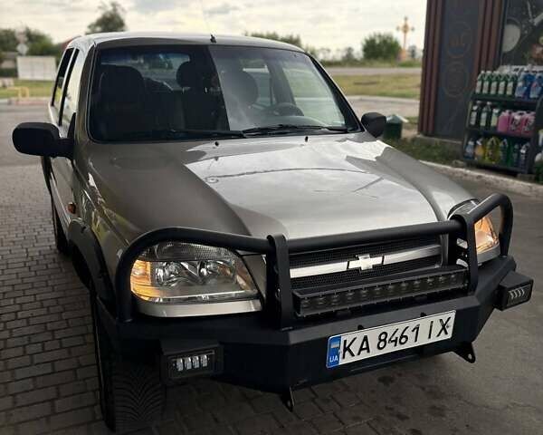 Сірий Шевроле Нива, об'ємом двигуна 1.7 л та пробігом 77 тис. км за 4300 $, фото 1 на Automoto.ua