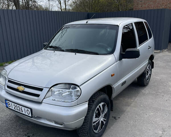 Серый Шевроле Нива, объемом двигателя 1.7 л и пробегом 140 тыс. км за 3800 $, фото 1 на Automoto.ua