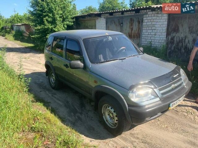 Серый Шевроле Нива, объемом двигателя 1.7 л и пробегом 112 тыс. км за 5000 $, фото 1 на Automoto.ua