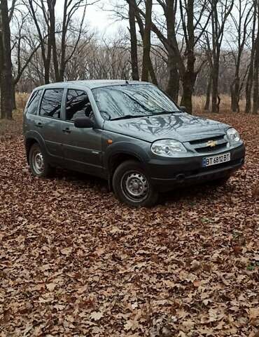Сірий Шевроле Нива, об'ємом двигуна 1.69 л та пробігом 145 тис. км за 4500 $, фото 1 на Automoto.ua