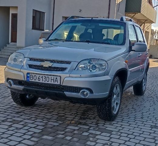 Серый Шевроле Нива, объемом двигателя 1.7 л и пробегом 140 тыс. км за 5500 $, фото 1 на Automoto.ua