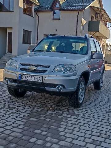 Серый Шевроле Нива, объемом двигателя 1.69 л и пробегом 140 тыс. км за 5500 $, фото 1 на Automoto.ua