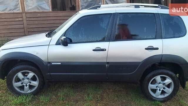 Серый Шевроле Нива, объемом двигателя 1.69 л и пробегом 155 тыс. км за 5200 $, фото 1 на Automoto.ua
