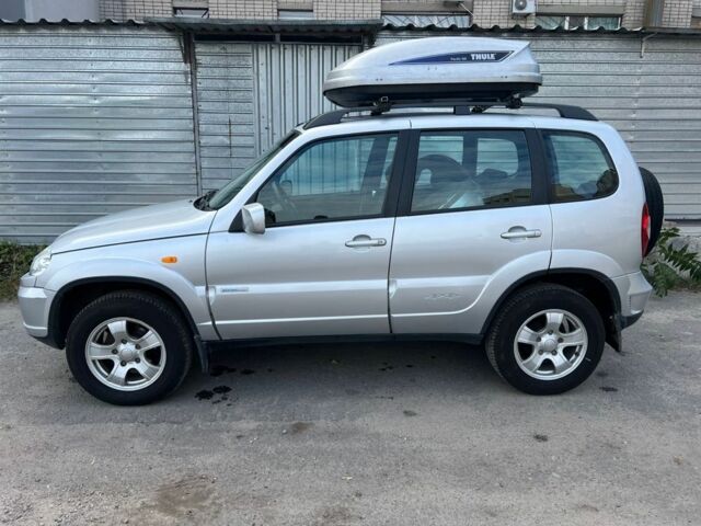 Сірий Шевроле Нива, об'ємом двигуна 1.69 л та пробігом 68 тис. км за 7700 $, фото 1 на Automoto.ua