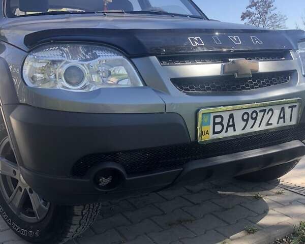 Серый Шевроле Нива, объемом двигателя 1.7 л и пробегом 74 тыс. км за 5500 $, фото 1 на Automoto.ua