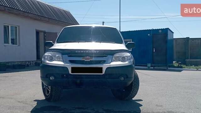 Серый Шевроле Нива, объемом двигателя 1.69 л и пробегом 156 тыс. км за 4500 $, фото 1 на Automoto.ua
