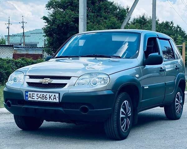 Сірий Шевроле Нива, об'ємом двигуна 1.7 л та пробігом 206 тис. км за 5500 $, фото 1 на Automoto.ua