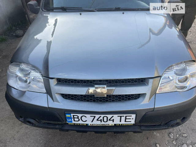 Серый Шевроле Нива, объемом двигателя 1.7 л и пробегом 100 тыс. км за 3800 $, фото 1 на Automoto.ua