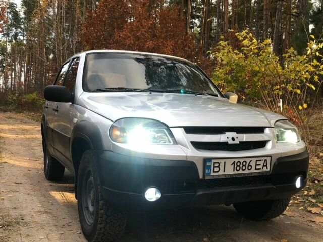 Сірий Шевроле Нива, об'ємом двигуна 1.7 л та пробігом 272 тис. км за 5000 $, фото 1 на Automoto.ua