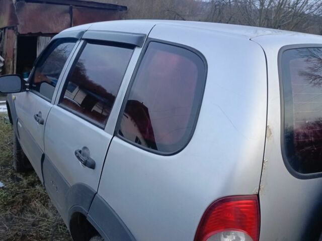 Серый Шевроле Нива, объемом двигателя 1.7 л и пробегом 500 тыс. км за 3500 $, фото 1 на Automoto.ua