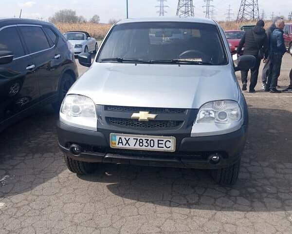 Сірий Шевроле Нива, об'ємом двигуна 1.69 л та пробігом 350 тис. км за 4400 $, фото 1 на Automoto.ua