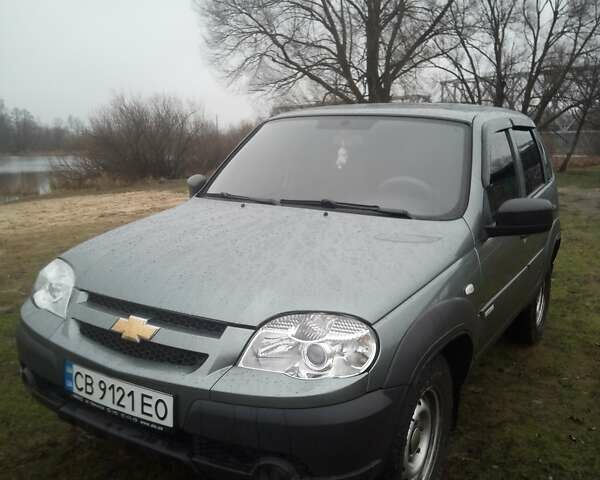 Серый Шевроле Нива, объемом двигателя 1.69 л и пробегом 157 тыс. км за 5500 $, фото 1 на Automoto.ua