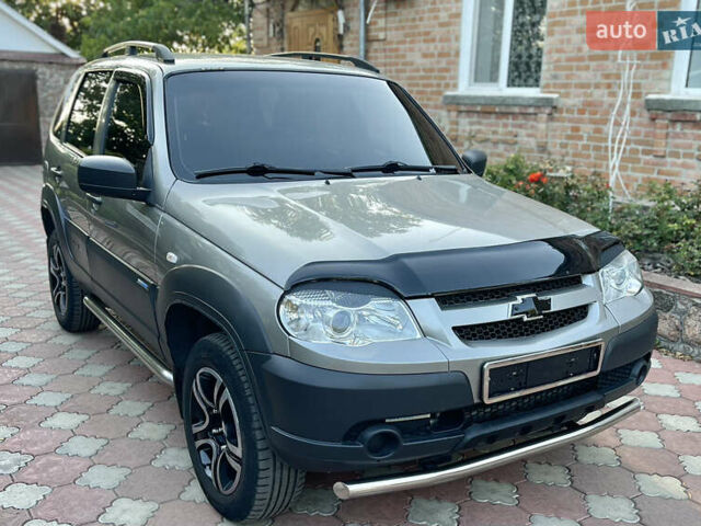 Серый Шевроле Нива, объемом двигателя 1.69 л и пробегом 125 тыс. км за 8500 $, фото 1 на Automoto.ua