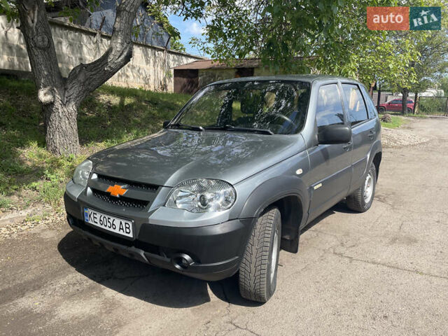 Серый Шевроле Нива, объемом двигателя 1.7 л и пробегом 238 тыс. км за 5500 $, фото 1 на Automoto.ua