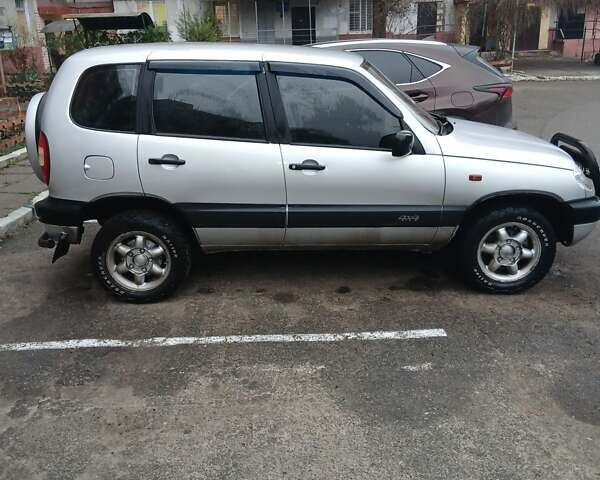 Серый Шевроле Нива, объемом двигателя 1.7 л и пробегом 210 тыс. км за 3500 $, фото 1 на Automoto.ua