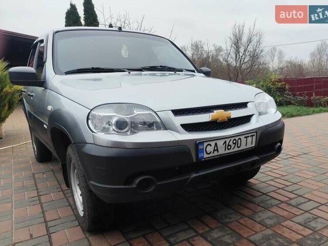 Серый Шевроле Нива, объемом двигателя 1.69 л и пробегом 180 тыс. км за 5900 $, фото 1 на Automoto.ua