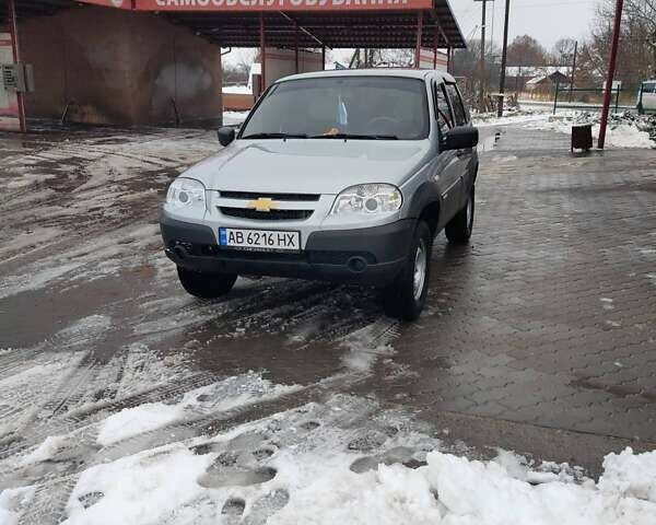 Серый Шевроле Нива, объемом двигателя 1.7 л и пробегом 110 тыс. км за 8000 $, фото 1 на Automoto.ua