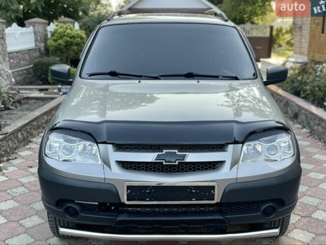 Сірий Шевроле Нива, об'ємом двигуна 1.7 л та пробігом 125 тис. км за 8500 $, фото 1 на Automoto.ua