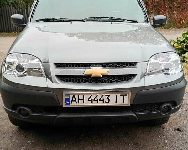 Серый Шевроле Нива, объемом двигателя 1.69 л и пробегом 140 тыс. км за 5700 $, фото 1 на Automoto.ua
