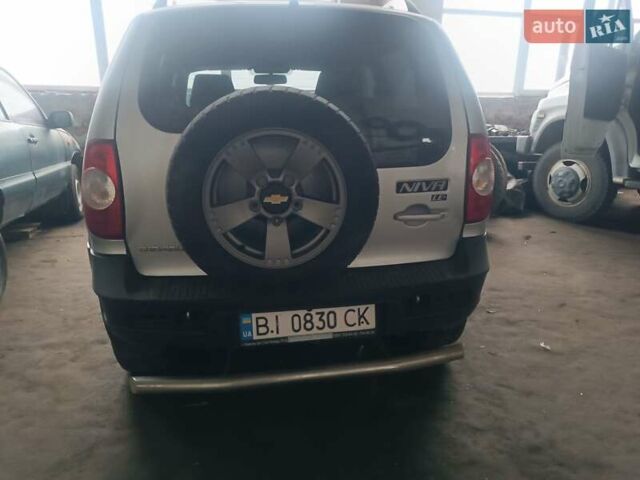 Серый Шевроле Нива, объемом двигателя 1.7 л и пробегом 110 тыс. км за 7000 $, фото 1 на Automoto.ua