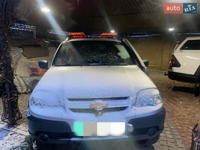 Серый Шевроле Нива, объемом двигателя 1.7 л и пробегом 87 тыс. км за 7500 $, фото 1 на Automoto.ua