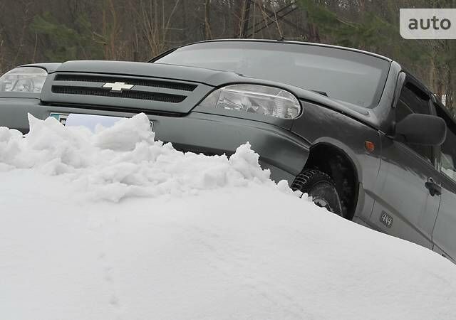 Сірий Шевроле Нива, об'ємом двигуна 1.7 л та пробігом 210 тис. км за 5200 $, фото 1 на Automoto.ua