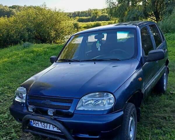 Синий Шевроле Нива, объемом двигателя 1.7 л и пробегом 200 тыс. км за 3500 $, фото 1 на Automoto.ua