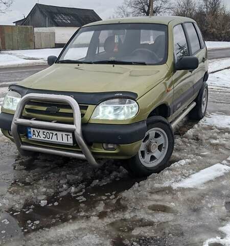 Зеленый Шевроле Нива, объемом двигателя 1.7 л и пробегом 315 тыс. км за 4500 $, фото 1 на Automoto.ua
